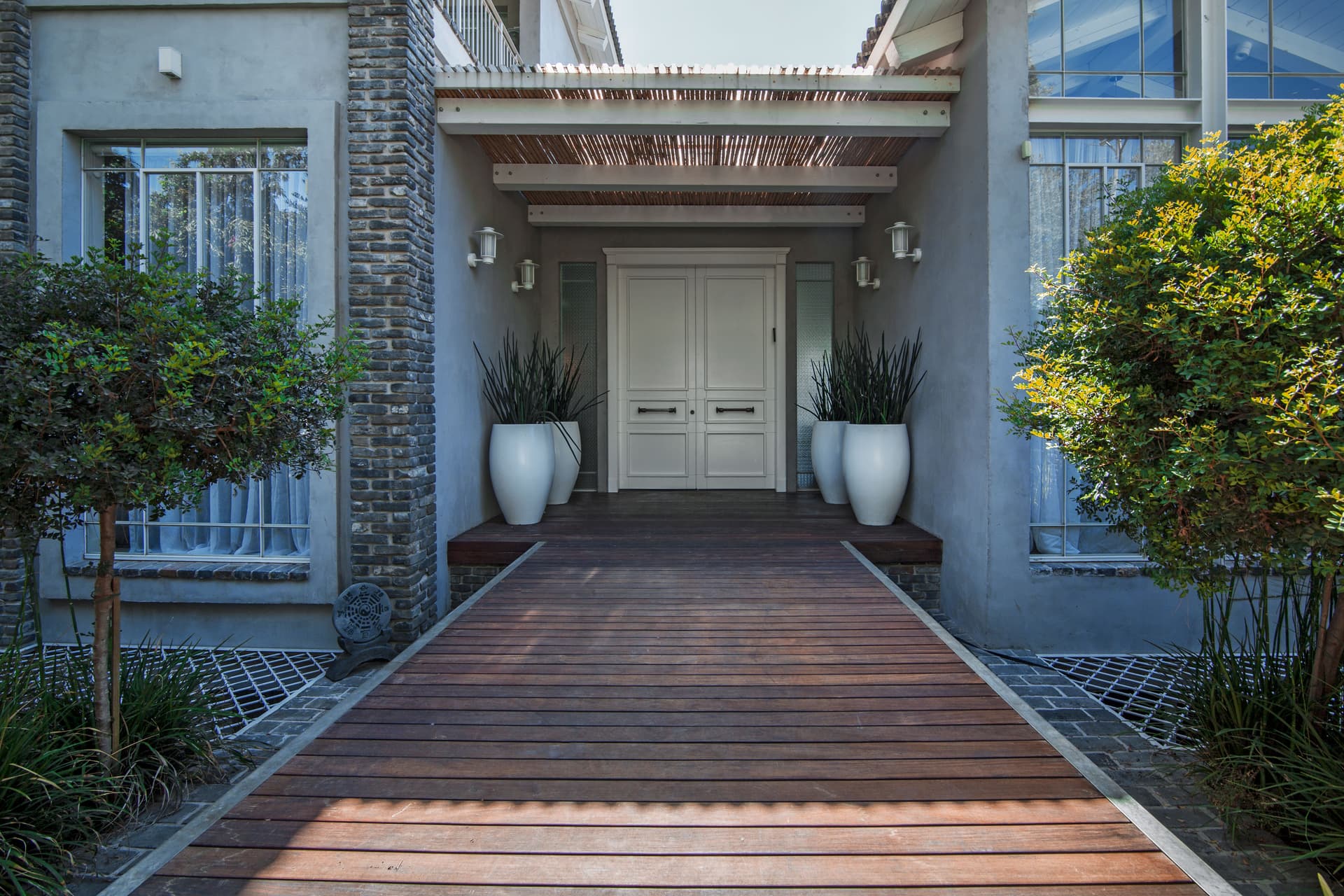 איך בוחרים את סוג העץ לדלתות יוקרה בישראל – השיקולים המקצועיים