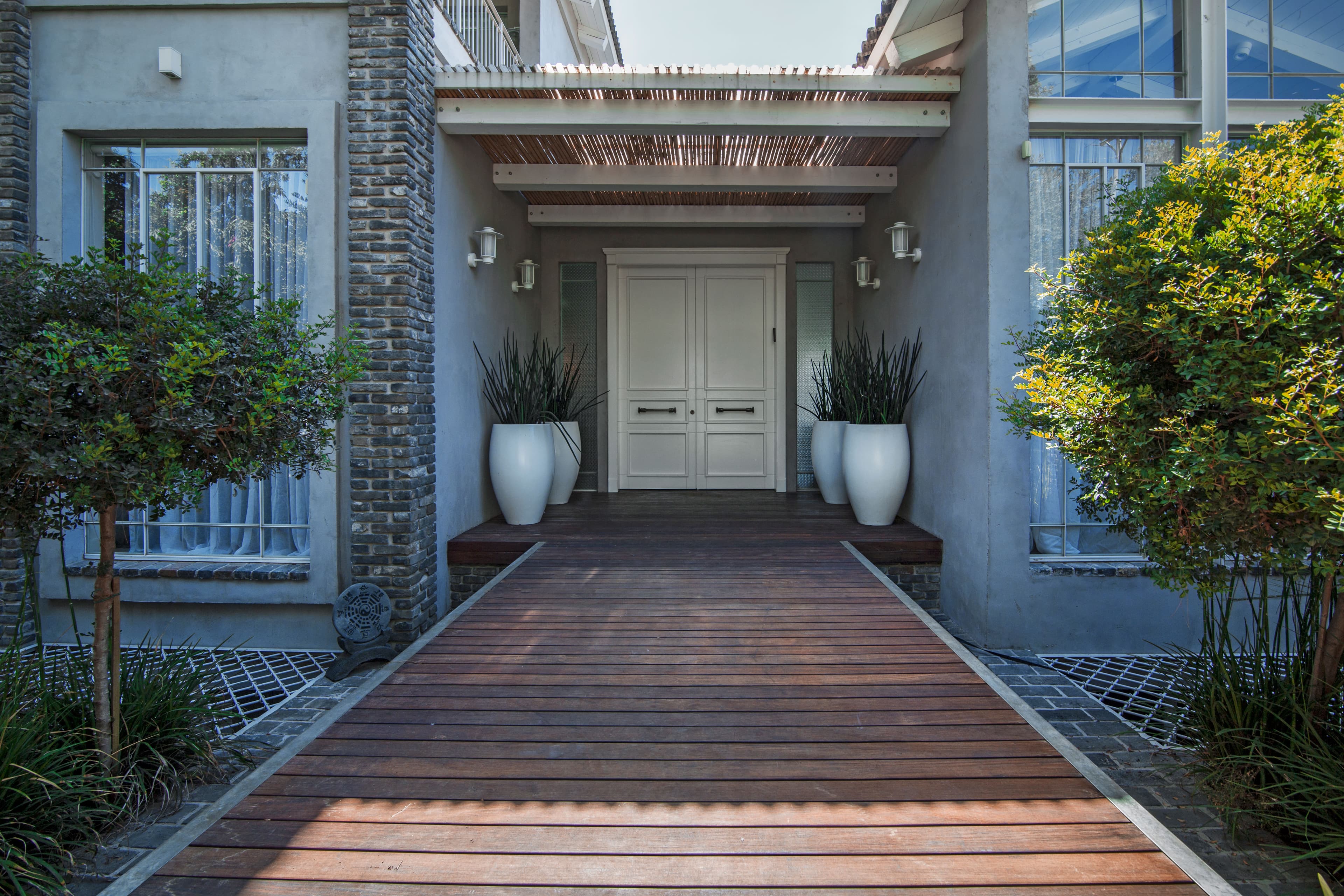 איך בוחרים את סוג העץ לדלתות יוקרה בישראל – השיקולים המקצועיים